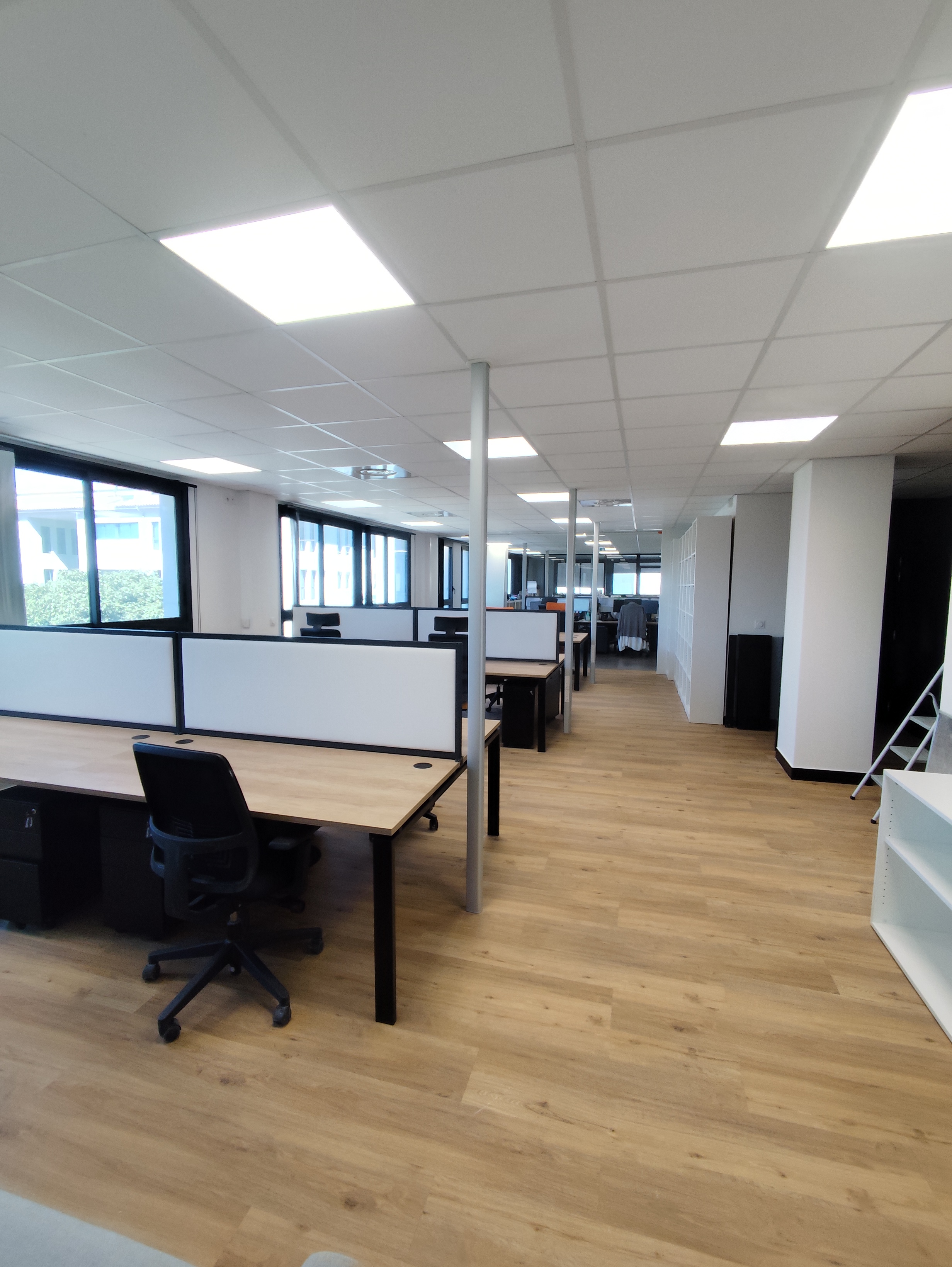 Extension de bureaux à Aubagne : Réassort de mobilier, cloisons acoustiques et postes de travail ergonomiques