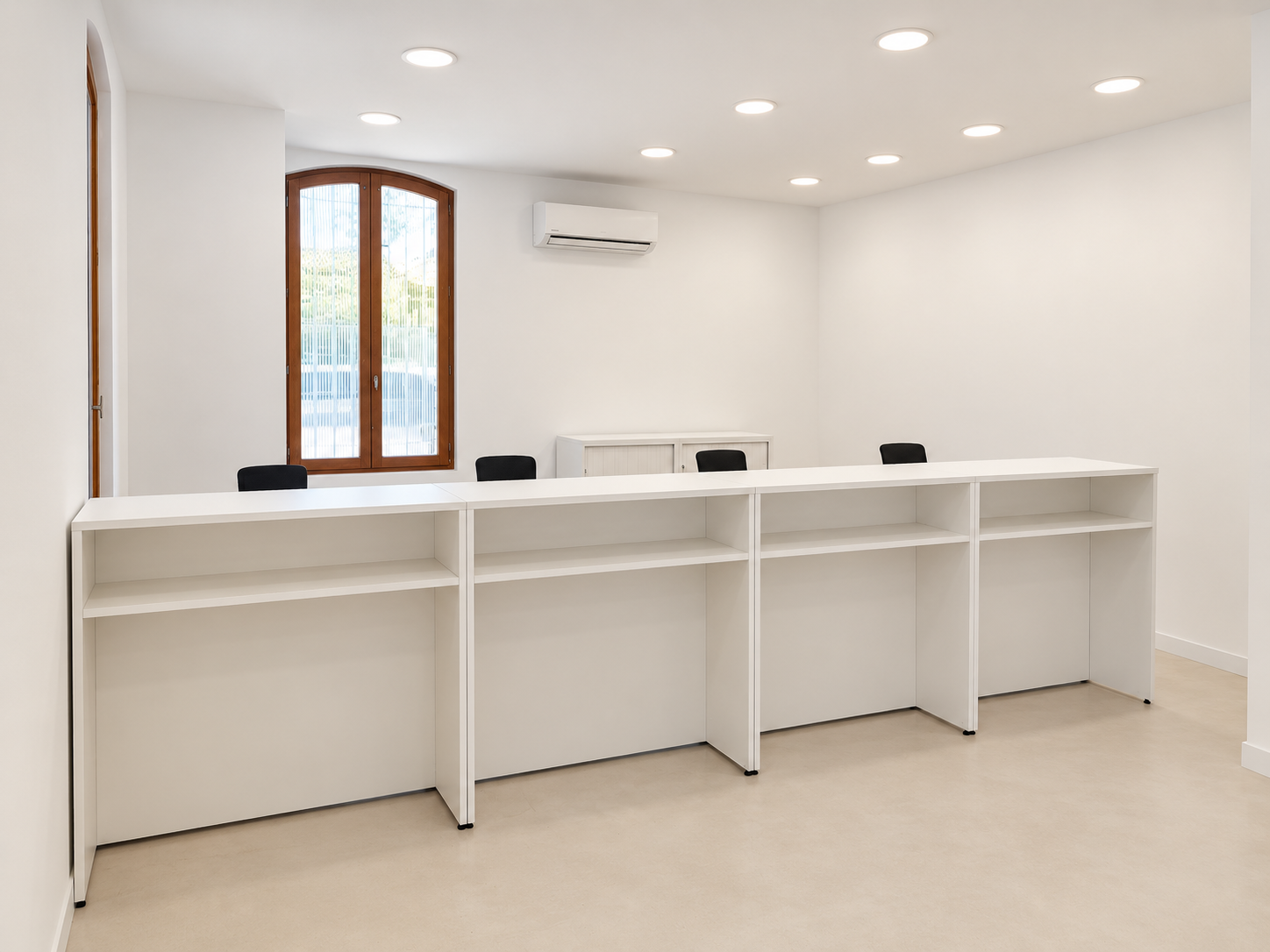 Création et installation de banques d'accueil sur-mesure pour une entreprise de location à Cannes