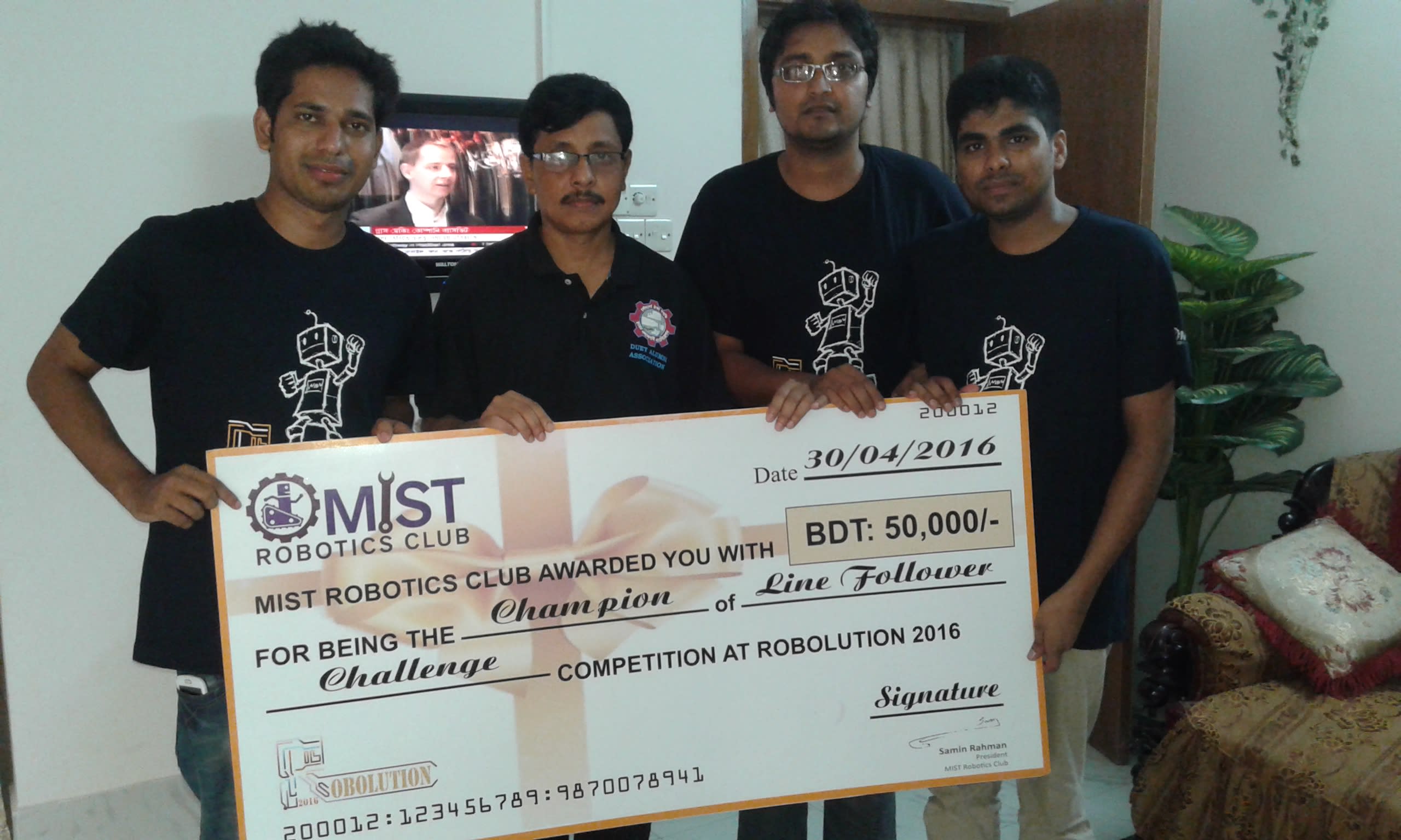 Presenting our ROBOLUTION 2016 champion award to the honourable Registrar of DUET