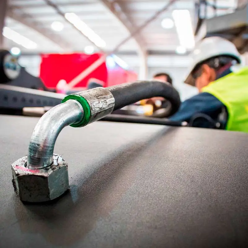 Acerca de nosotros Flexible hidráulico en mesa y equipo de trabajo por detrás