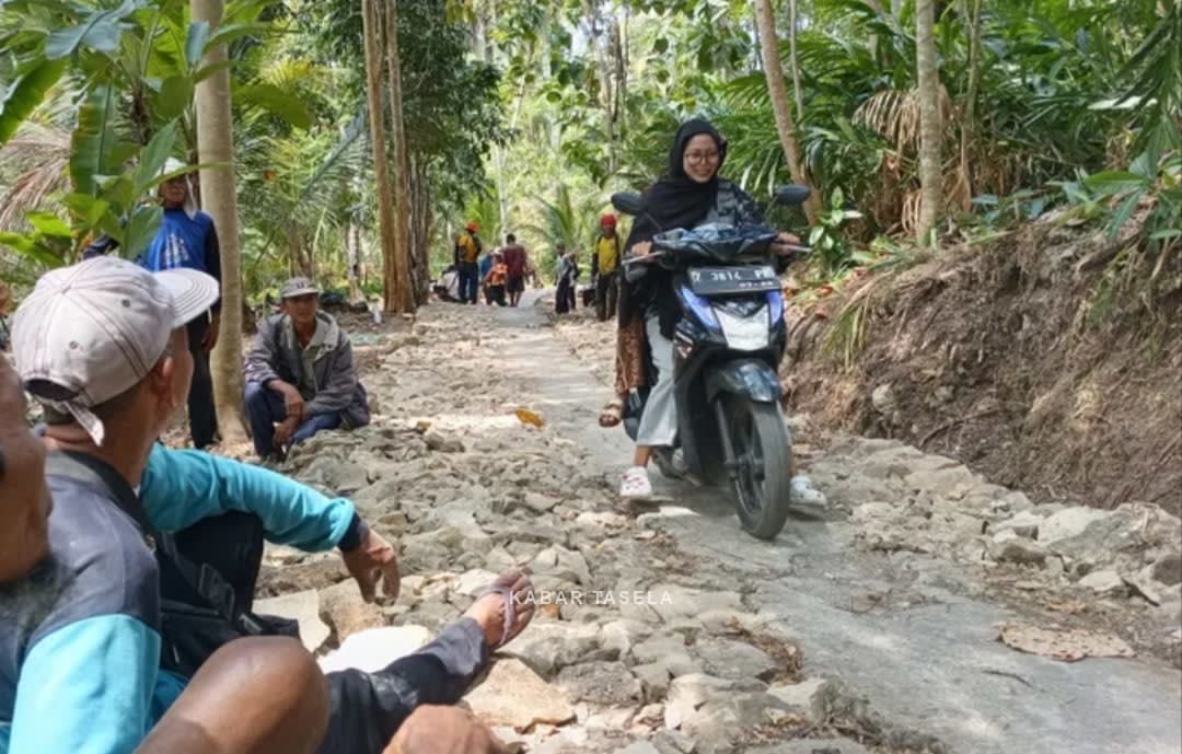 Akaes jalan rusak yang puluhan tahun warga dusun buniayu rasakan