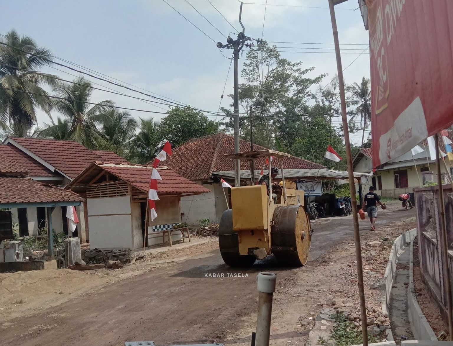 Perbaikan jalan di desa cisempur kecamatan cibalong