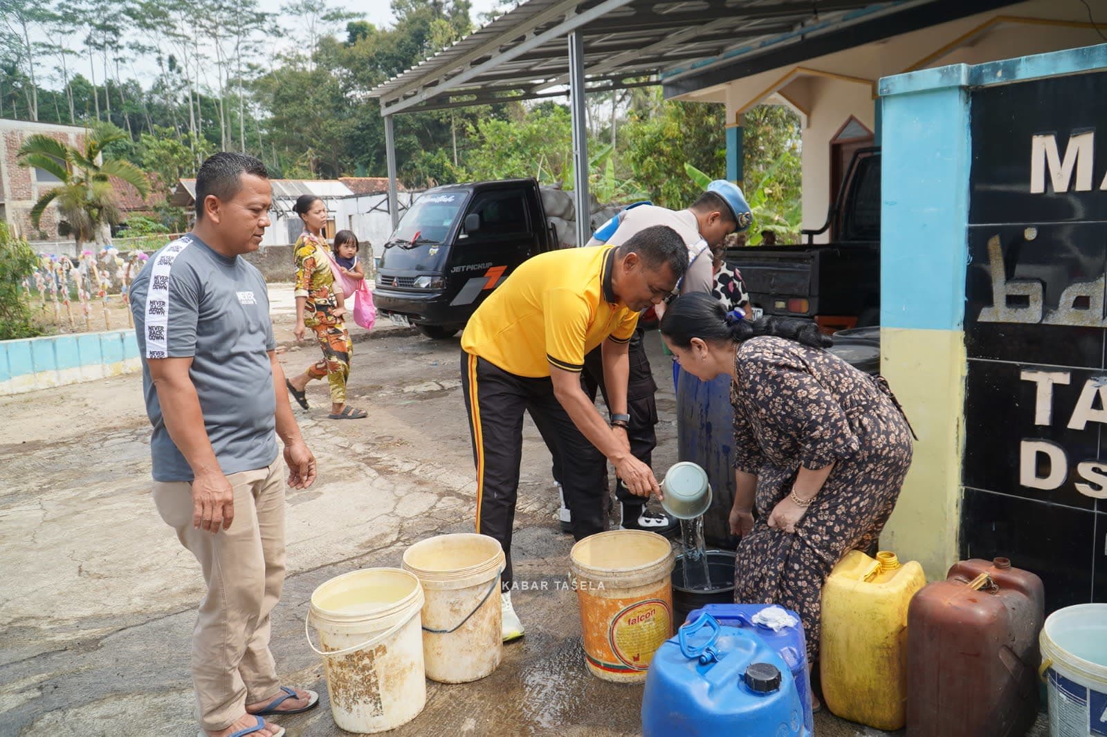 Tanggap Krisis Kemarau, Polres Tasikmalaya Salurkan 5.000 Liter Air Bersih untuk Warga Mangunreja