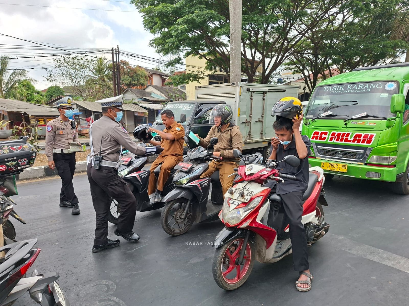 Antisipasi Abu Vulkanik Anak Krakatau, Satlantas Polres Tasikmalaya Kota Gelar Aksi Bagi Masker
