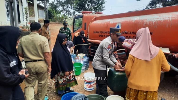 Dilanda Kemarau Panjang, Warga Bojonggambir Tasikmalaya Terima Bantuan 1.000 Liter Air Bersih