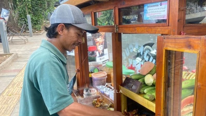 Banting Setir Jadi Penjual Rujak di Bandung, Eks Petani Garut Ini Raup Untung Saat Kemarau
