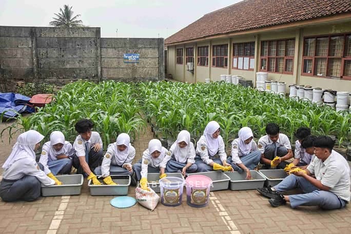 SMAN 6 Tasikmalaya Olah Sampah Organik dan Sisa MBG Jadi Pakan Ternak Bergizi