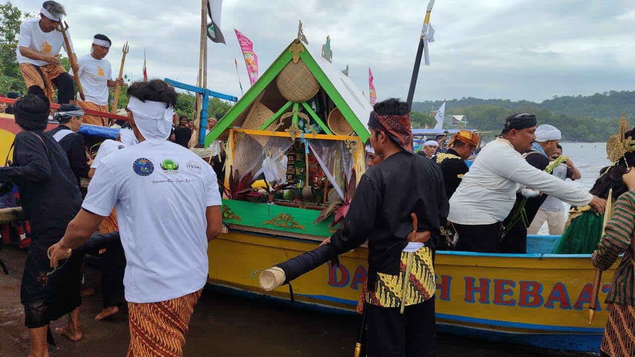 Atraksi Perahu Hias & Larung Sesaji Tradisi Hajat Laut Nelayan Cipatujah