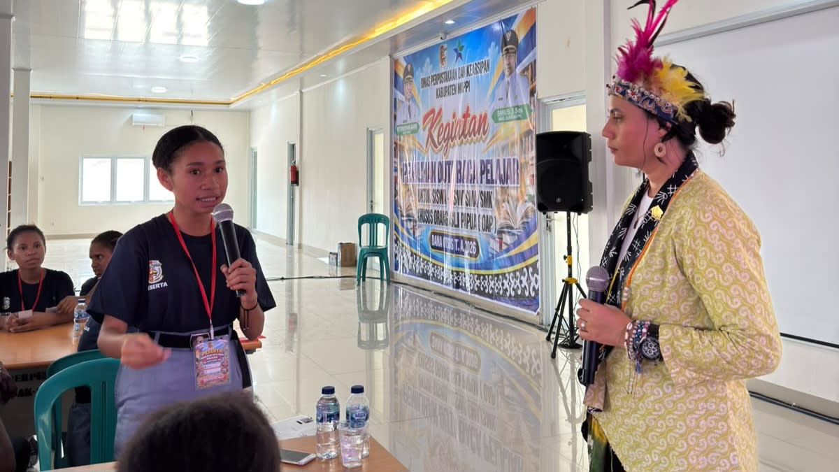 Semangat Sukapura di Tanah Papua: Fiona Callaghan Bekali 50 Pelajar Mappi Berdaya Lewat Literasi.