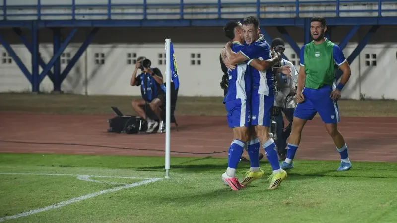 Penalti Mariano Peralta Kunci Kemenangan Krusial Persib Bandung atas The Cong Viettel