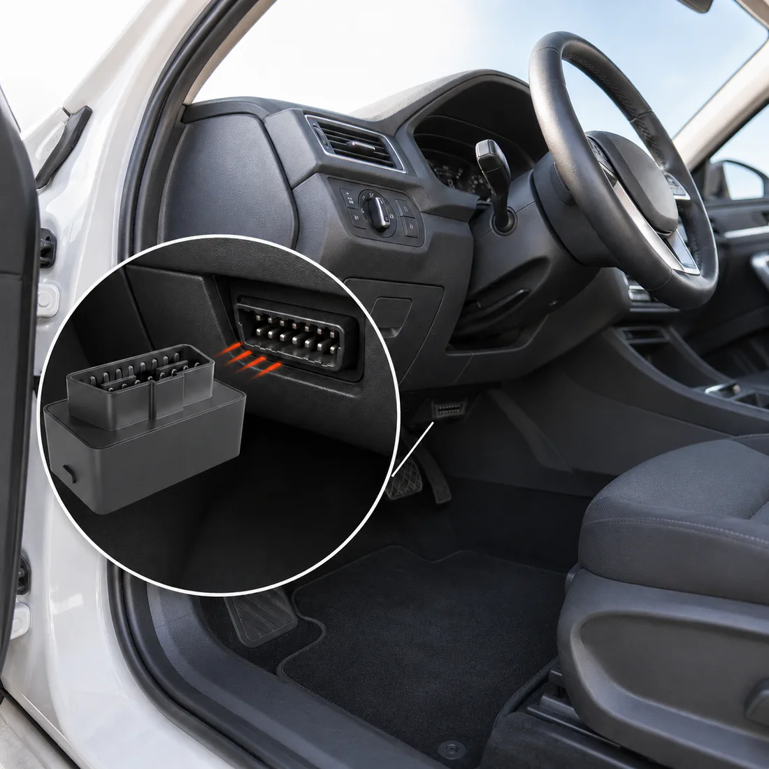 OBD2-Anschluss unterm Lenkrad mit Gerät in der Detail-Lupe