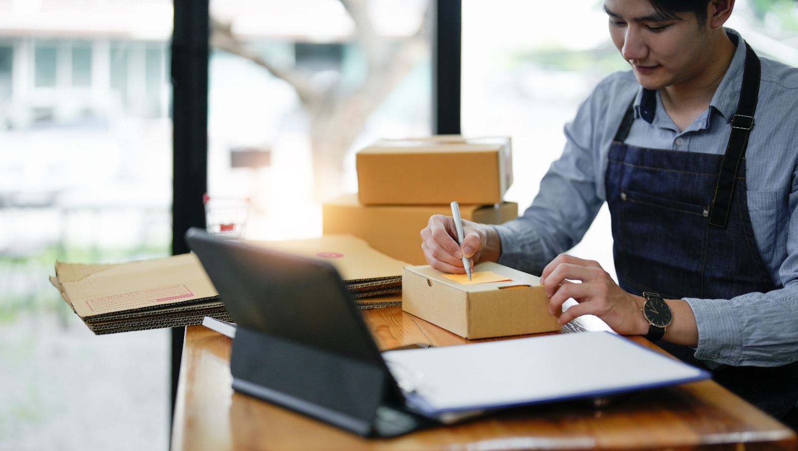 Cross-document validation before customs filing to avoid holds