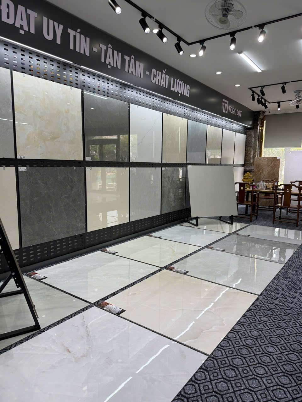 Gạch ốp lát vân gỗ