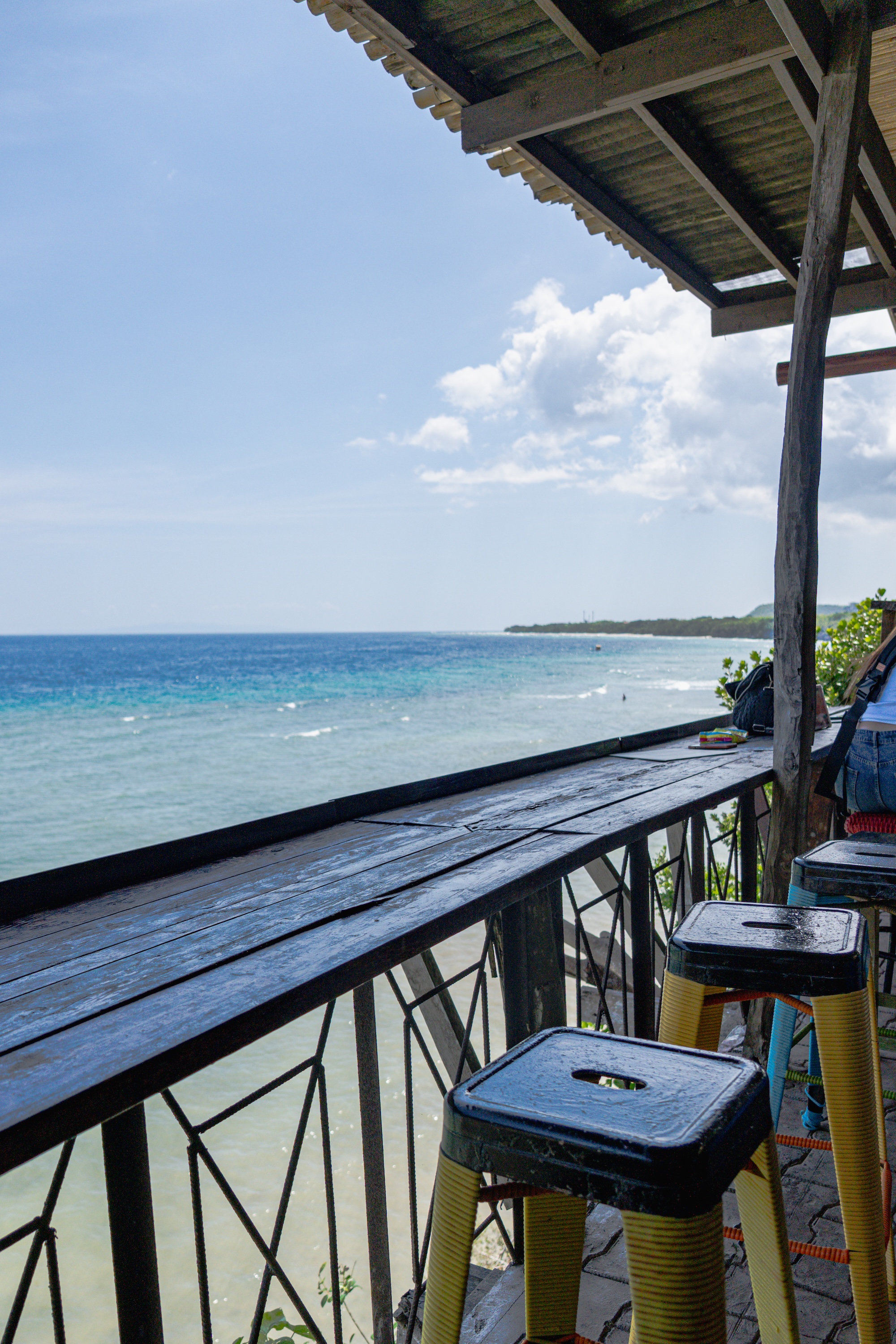 Counter top with stools overlooking the beach