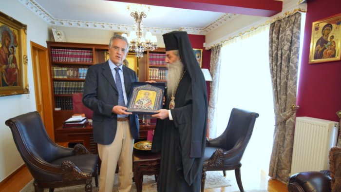 Bishop of Piraeus receives a gift from newly appointed Supreme Court prosecutor