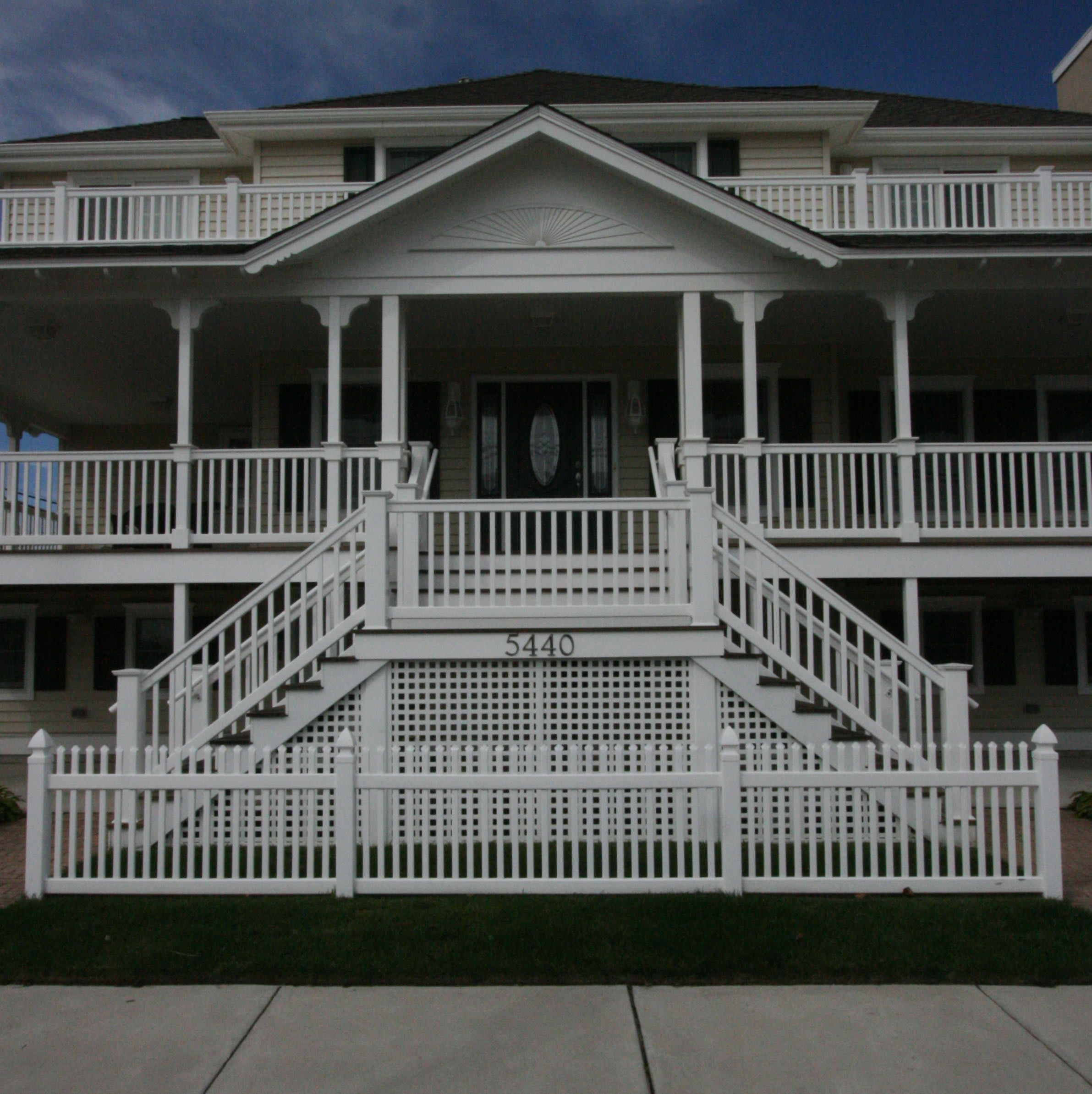 Classic Picket Home Front-Superior