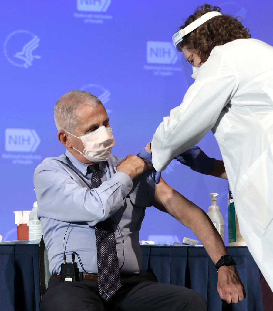 Her tar Anthony Fauci vaksinen fra Moderna mot koronaviruset den 22. desember 2020.