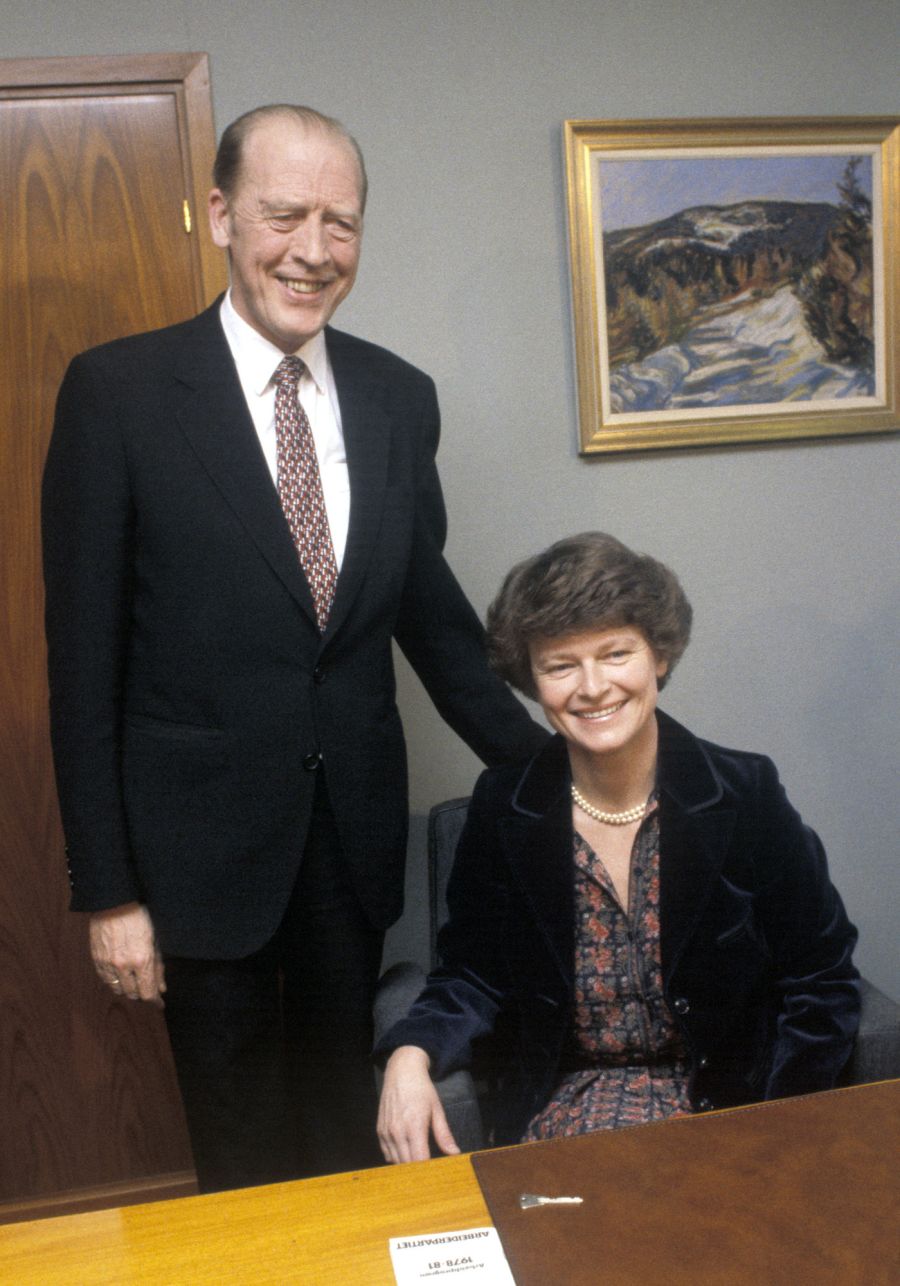 Odvar Nordli (Ap) overlot statsministerstolen til Gro Harlem Brundtland (Ap) 4. februar 1981. Foto: Paul Owesen/NTB scanpix.