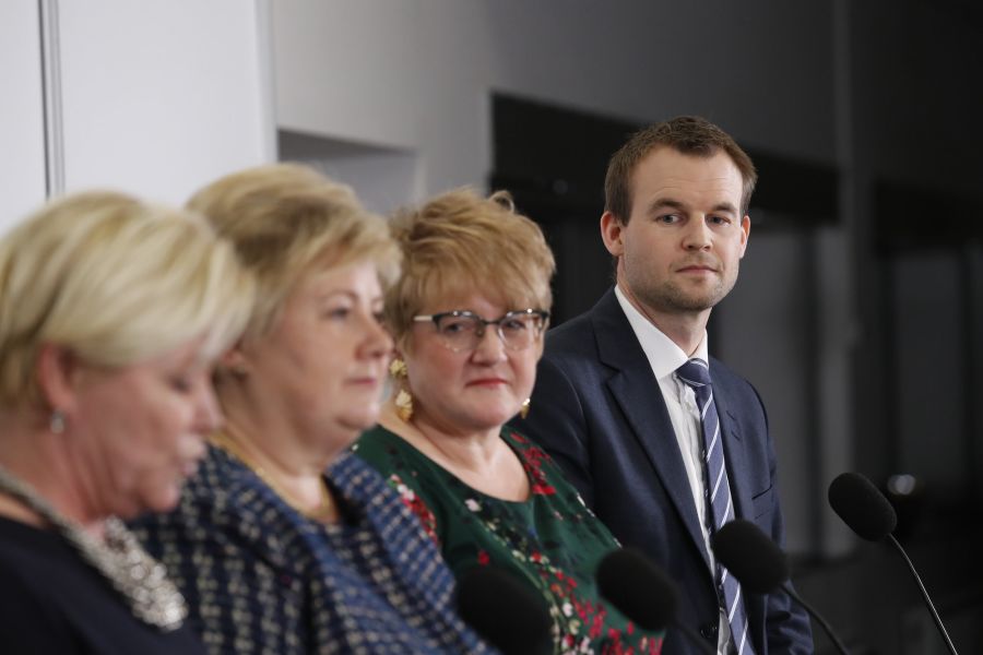 Nestleder i KrF, Kjell Ingolf Ropstad, presenterte regjeringsplattformen sammen med partilederne Siv Jensen (Frp) (f.v.), Erna Solberg (H) og Trine Skei Grande (V).