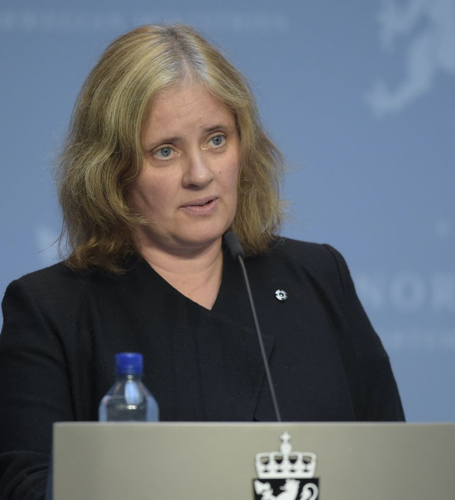 Overlege Siri Feruglio ved Folkehelseinstituttet oppklarer at covid-relaterte smittestoff ikke regnes som koronasmitte i statistikkene.