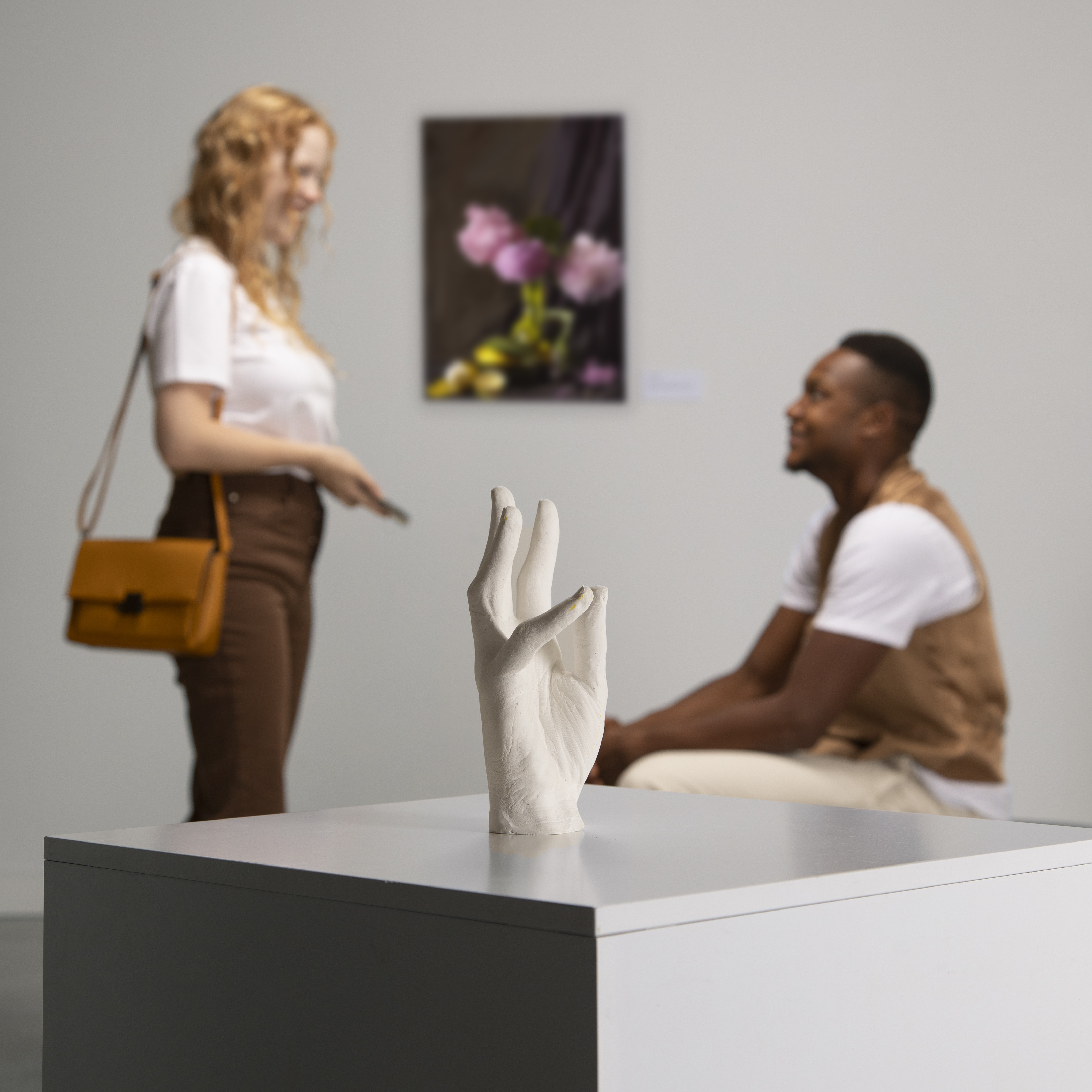 couple-vue-de-cote-a-la-galerie-d-art