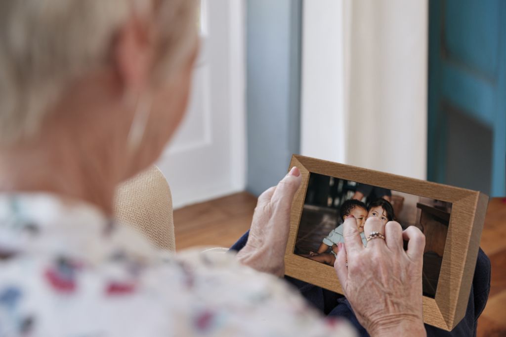 Familink, un cadre photo numérique connecté dédié aux seniors - Portail  national de la silver économie et du bien vieillir