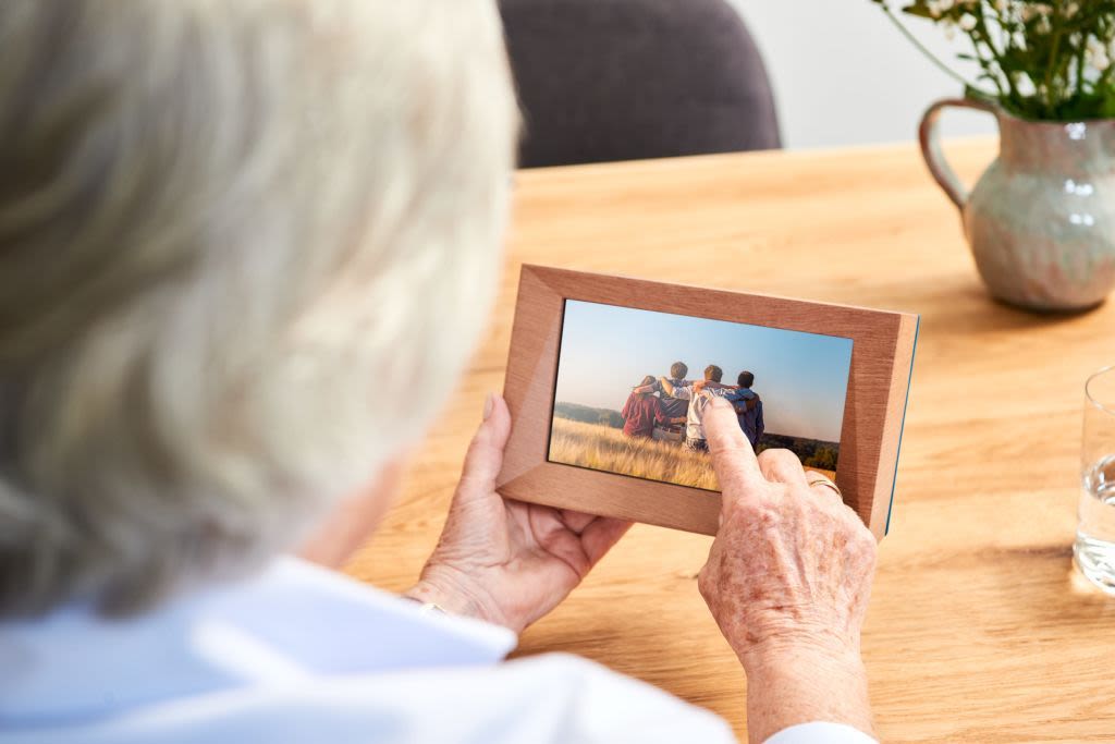 Elder people using a Familink frame