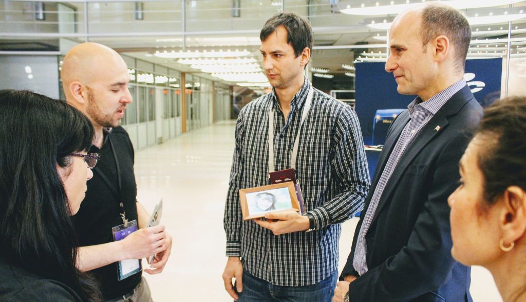 Le ministre de la famille Jean-Yves Duclos avec les 2 fondateurs de Familink