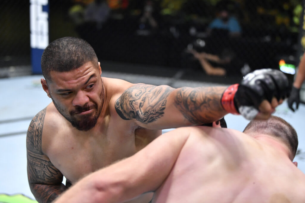 (L-R) Justin Tafa punches Jared Vanderaa