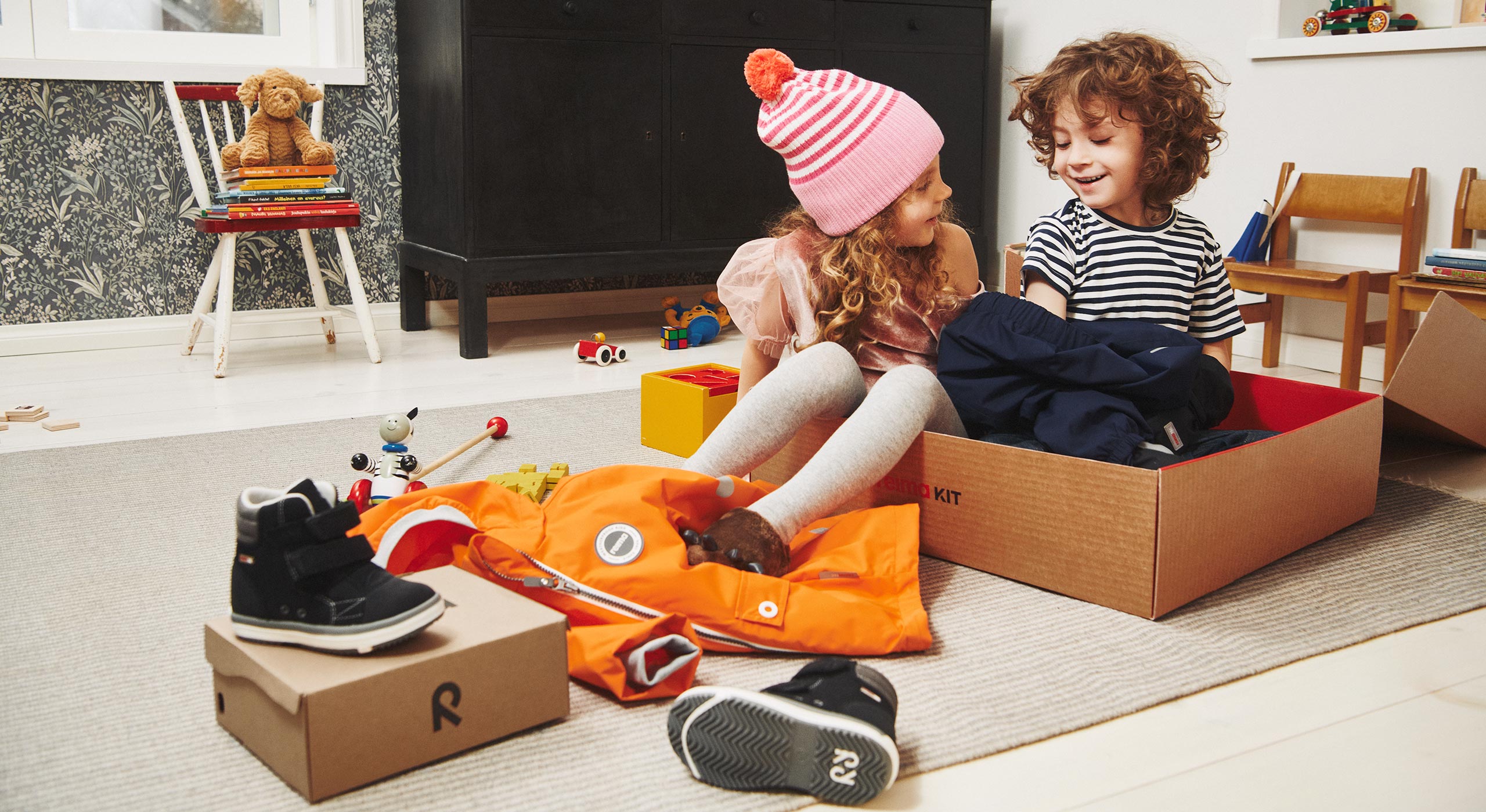 Kids playing with Reima Kit box