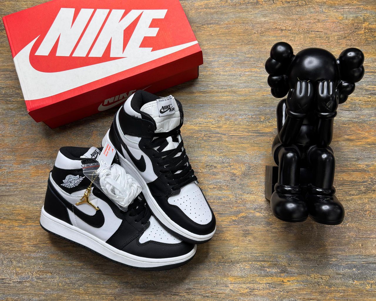 Jordan 1 Retro High OG – Black & White (Panda)