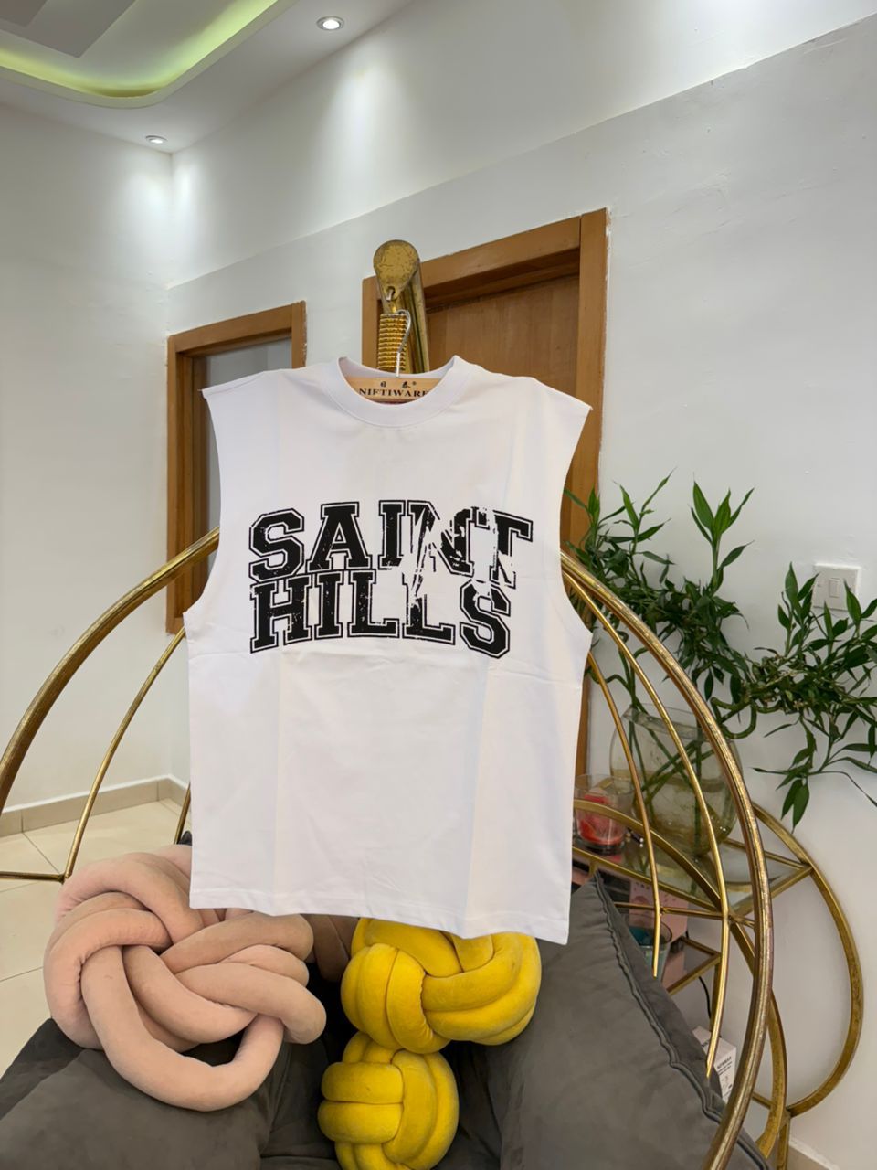 SAINT HILLS Bold Graphic Sleeveless T-Shirt