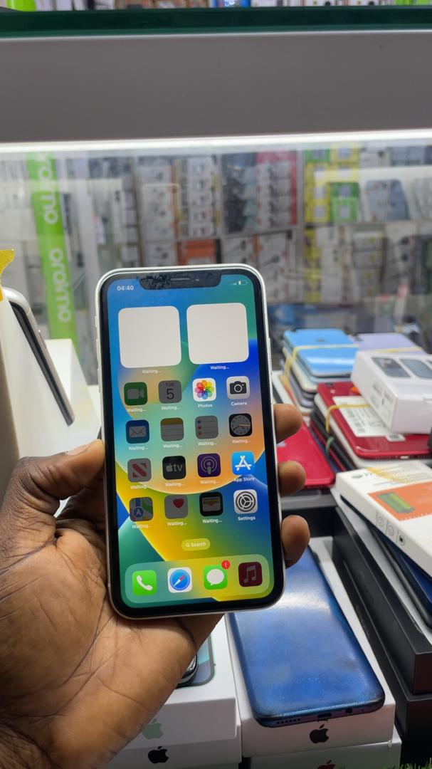 iPhone XR 64GB Unsealed  2