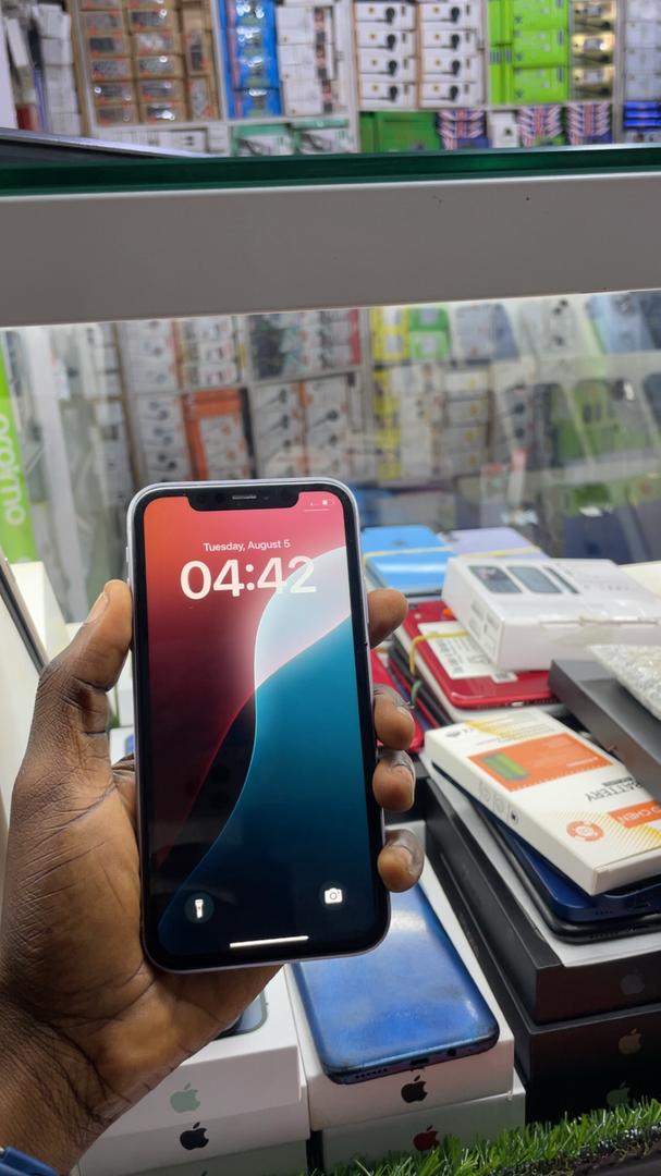 iPhone 11 64GB Unsealed  1