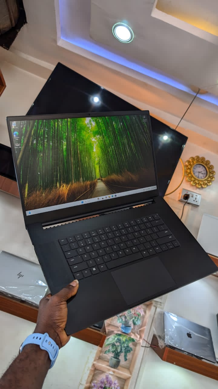 RAZER BLADE Intel i7-12800H processor,16GB RAM; 1TB PCIE GEN4 