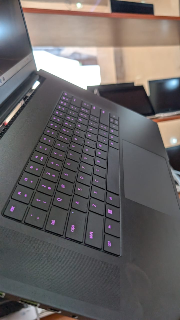 RAZER BLADE Intel i7-12800H processor,16GB RAM; 1TB PCIE GEN4  1