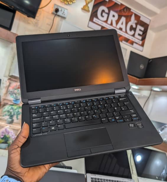 Dell latitude E 7250, i7  Memory 8GB SSD 256