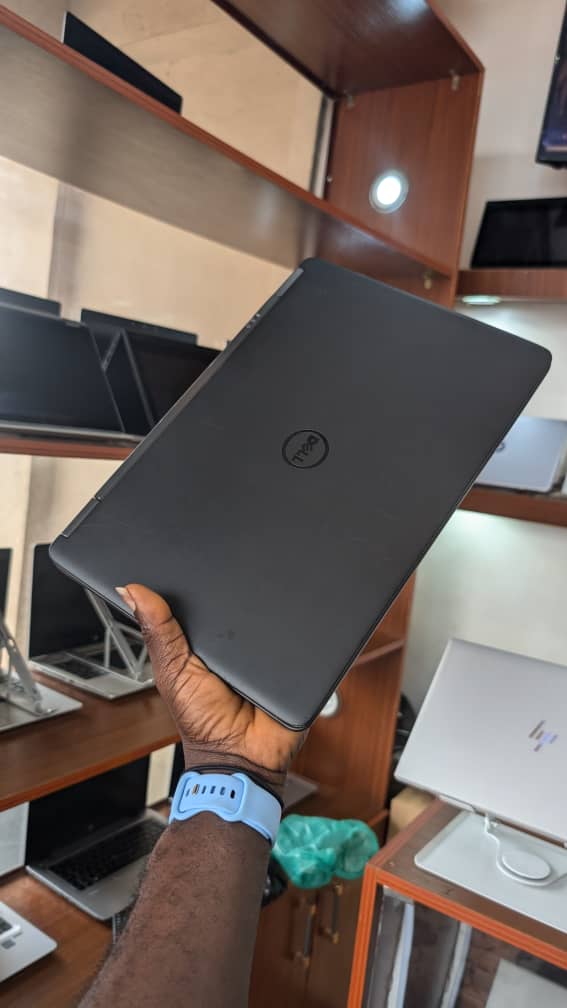 Dell latitude E 7250, i7  Memory 8GB SSD 256 1