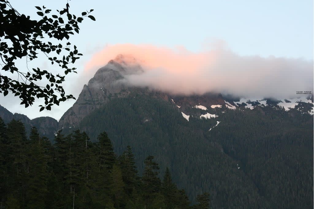 Berg mit Wolken am Schoenlake Vancouver Island