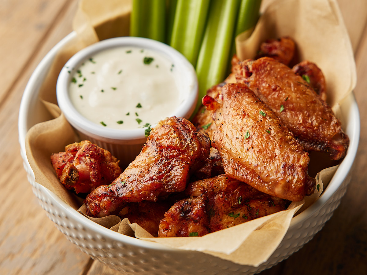 Grilled chicken wings with gorgonzola sauce