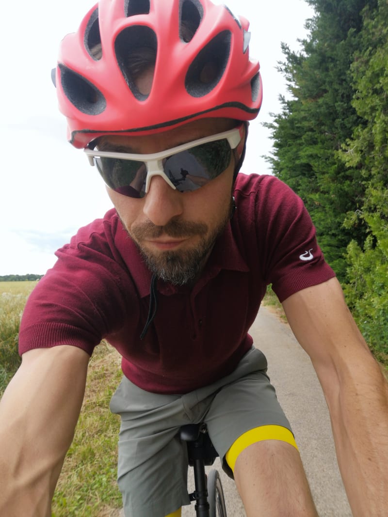 A vélo, un polo élégant en laine mérinos permet des arrêts en toute discrétion