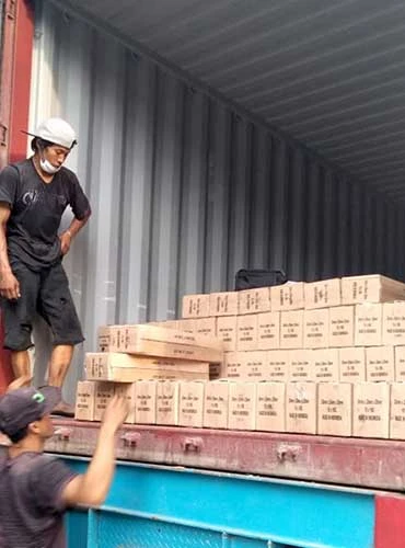 Company Profile 3 favocharcoal_coconut_charcoal_briquettes_stuffing_process