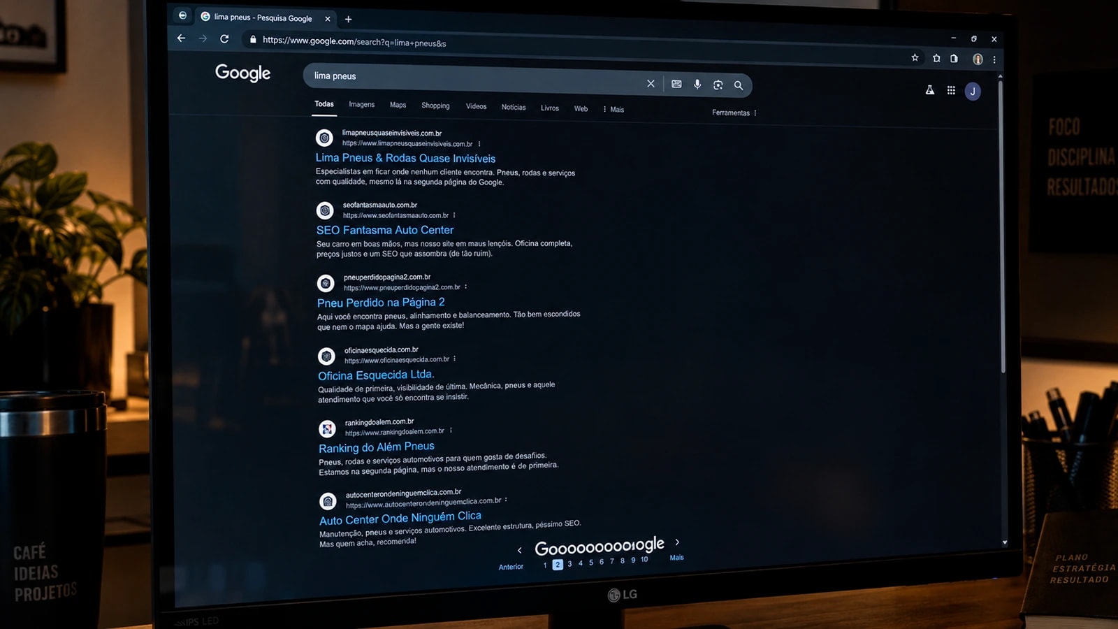 Monitor de computador exibindo a segunda página do Google com resultados fictícios e satíricos, ilustrando a baixa visibilidade de empresas fora da primeira página.