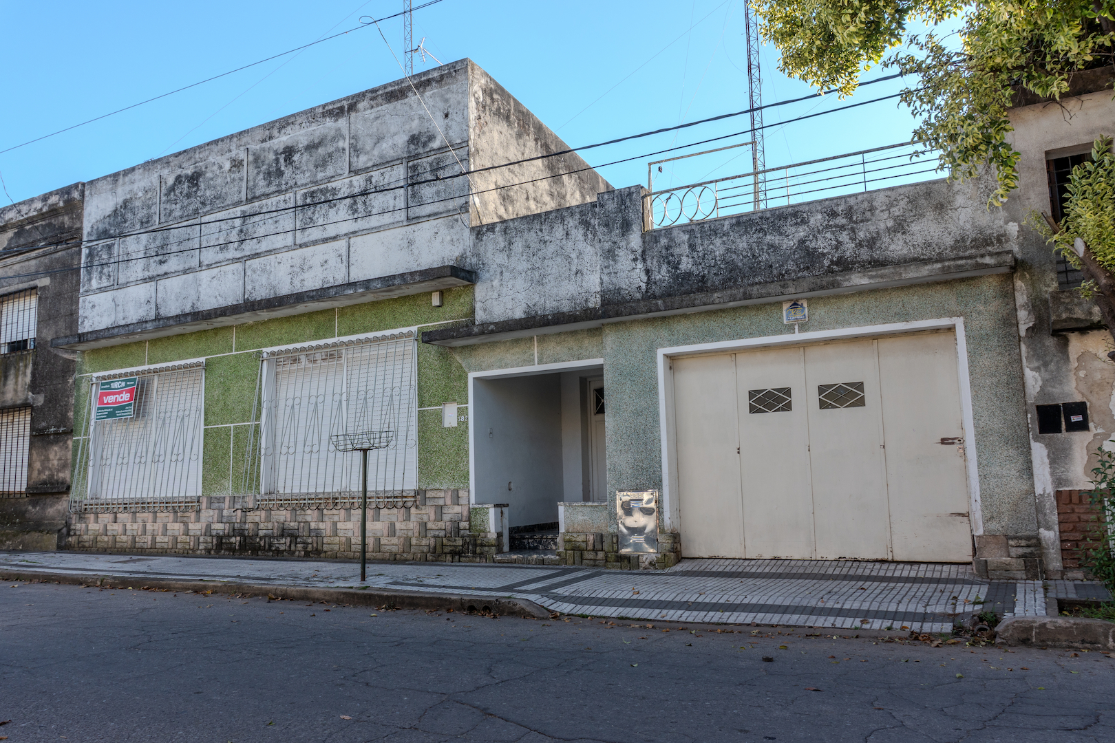 Casa en Lamadrid — Buena superficie con todas las comodidades
