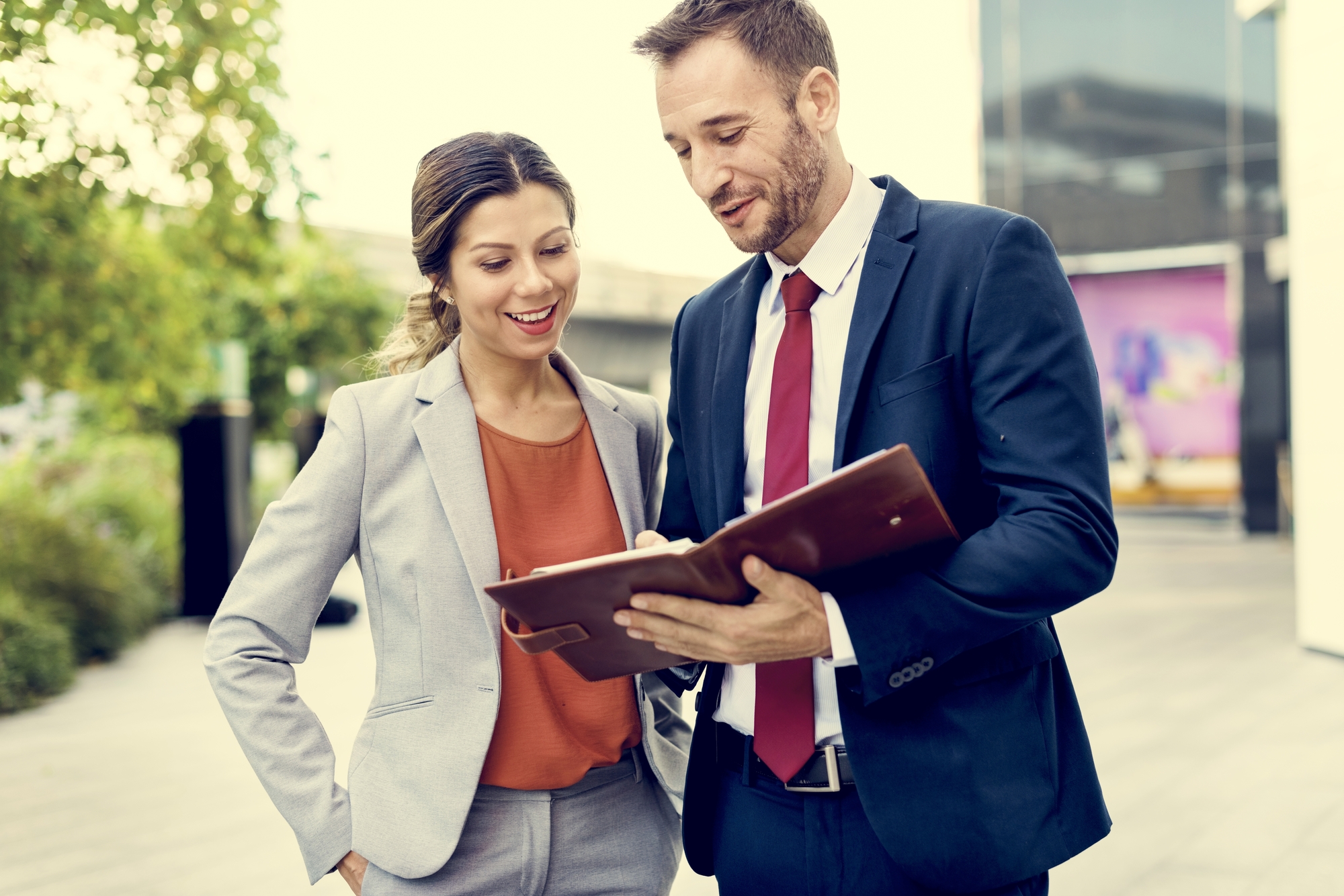 The Pros And Cons of Working With a Franchise Broker thumbnail