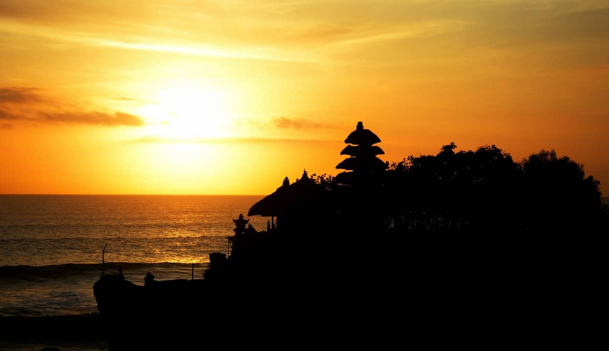 Embrace the Enchanting Beauty of Tanah Lot Temple: A Balinese Icon