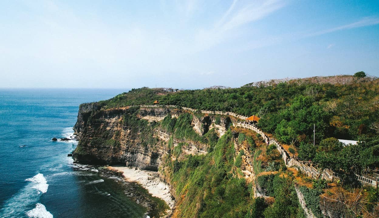 Get spectacular view from Uluwatu temple