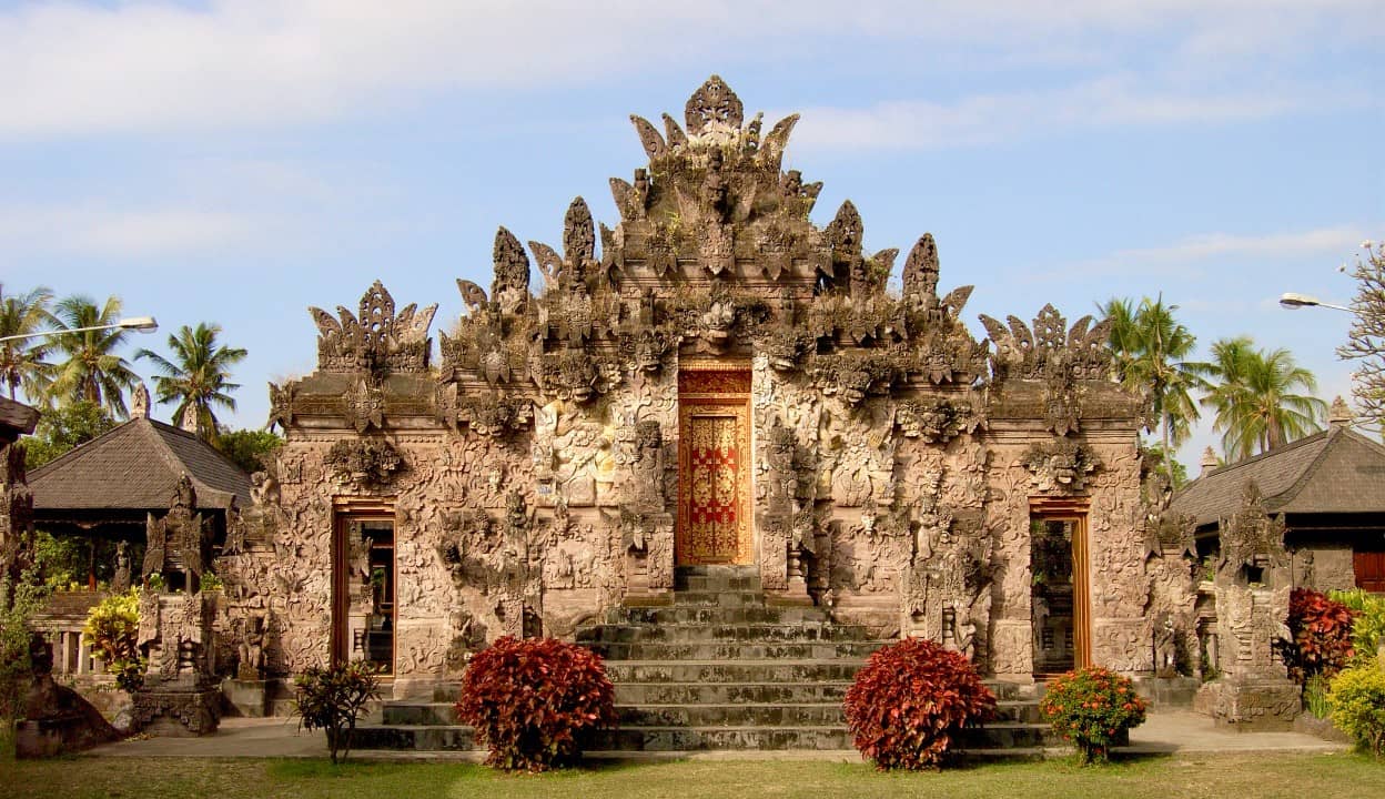Step into the Realm of Pura Beji, a Sanctuary of History and Artistic Splendor