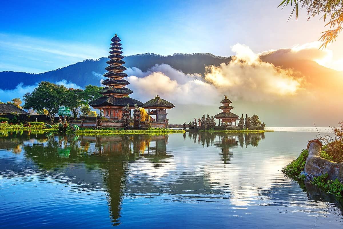 Discover the Enchanting Beauty of Ulun Danu Lake: Bali’s Cultural and Natural Treasure