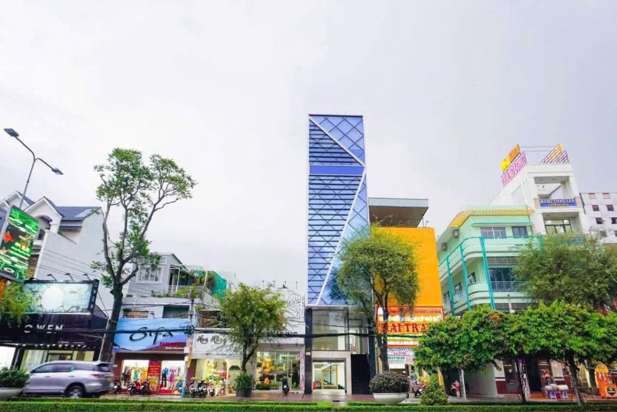 Cho thuê tòa nhà mặt tiền đường 30 Tháng 4, Ninh Kiều - 120 triệu/tháng